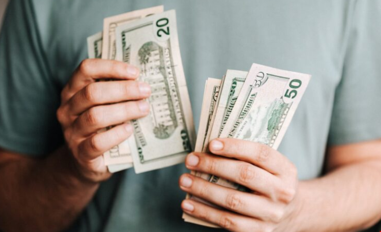 英国与美国博士读书花费对比.png 英国与美国博士学费对比.png