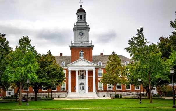 JHU官宣家庭收入20万美元以下本科学费全免